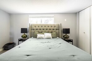 2 chambres, bureau, fer et planche à repasser, lit parapluie