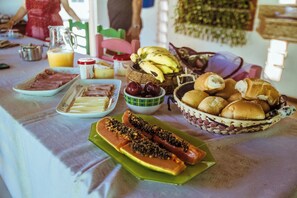 Free daily full breakfast  - MANSÃO RESIDENCE HOSPEDARIA E EVENTOS (Vassouras)