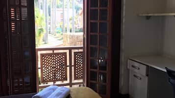 Quarto casal superior, vista para a piscina | Vista do quarto