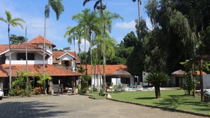 A resort with multiple buildings, a swimming pool, and lush greenery. - MANSÃO RESIDENCE HOSPEDARIA E EVENTOS (Vassouras)