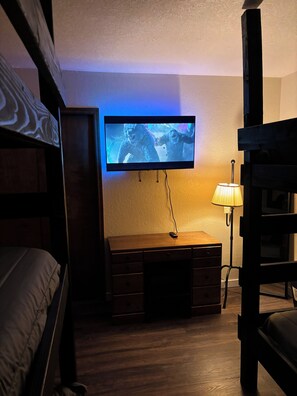 2 室のベッドルーム、アイロン / アイロン台、WiFi、ベッドシーツ