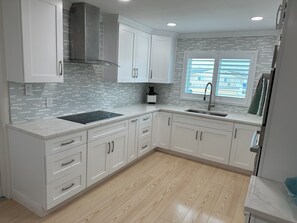 Fridge, microwave, oven, stovetop - Steps from the Beach, Surrounded by Serenity – Your Coastal Getaway Awaits (Ormond Beach)