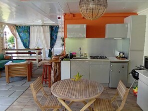 Fridge, microwave, oven, stovetop - Bromeliads at Djo and Rosy's (Sainte-Marie)