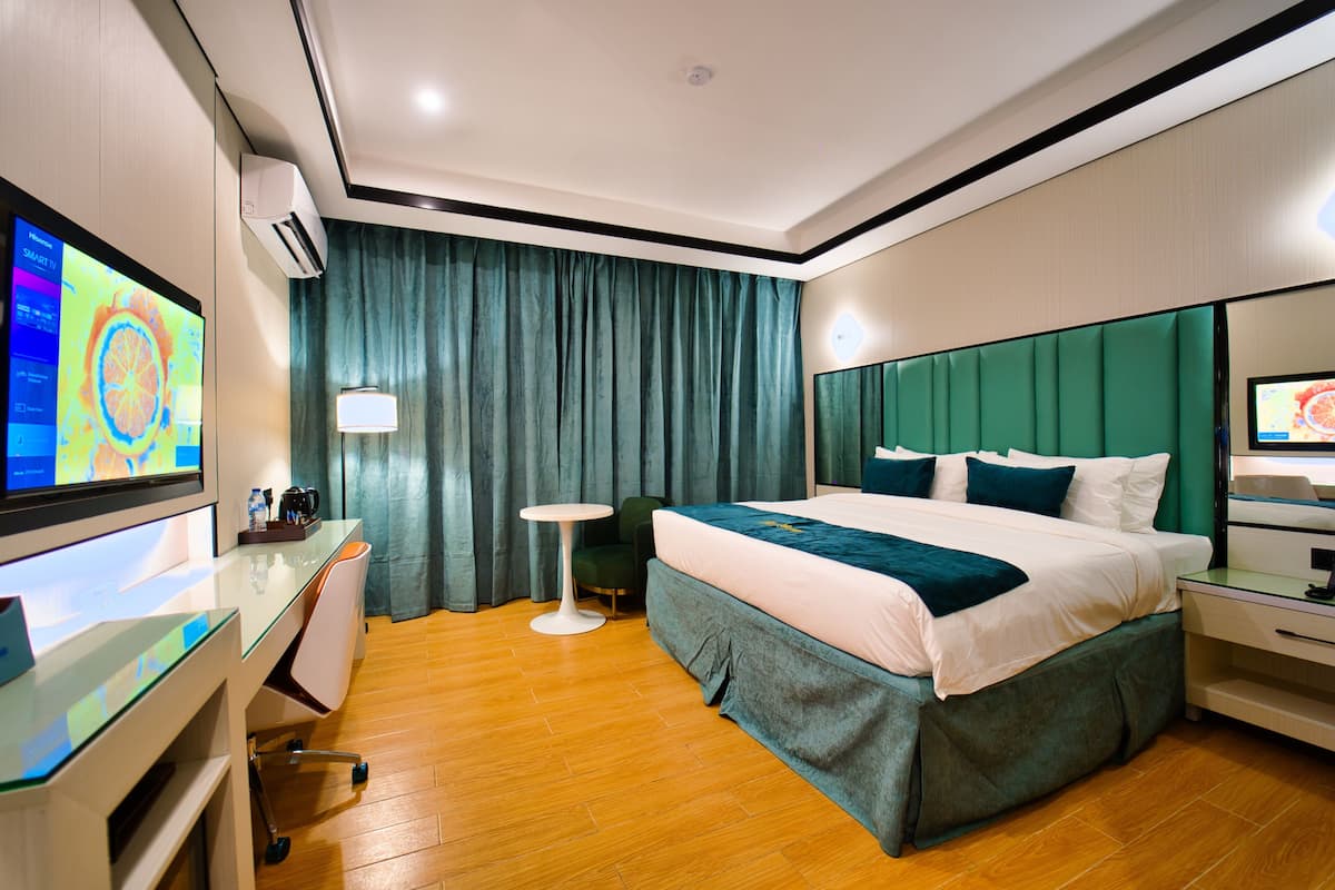 Phòng Suite phong cách cổ điển, quang cảnh thành phố | 1 phòng ngủ, bàn, khu vực làm việc phù hợp cho laptop