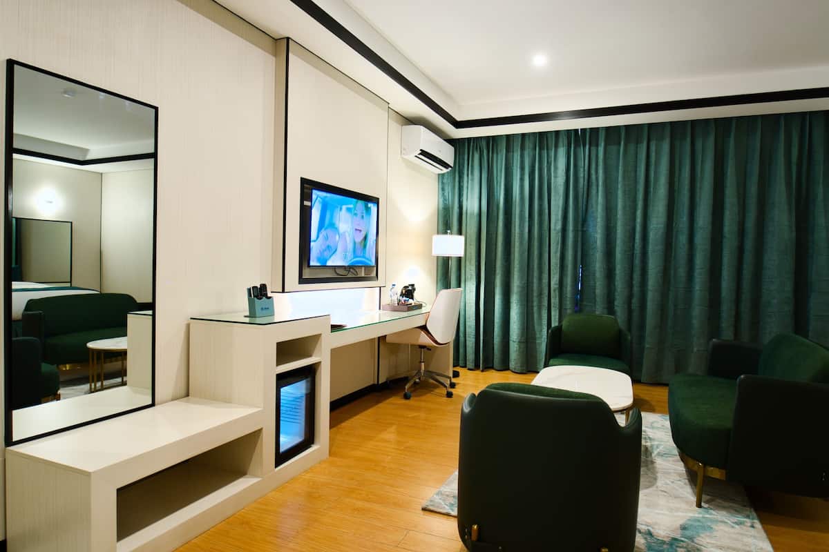 Phòng Suite Business, quang cảnh thành phố | 1 phòng ngủ, bàn, khu vực làm việc phù hợp cho laptop