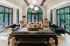 Smart TV, chimenea y libros