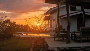A modern house with a patio area, a pool, and a sunset view. - Brand new 4BR, 3BA ocean-view villa with shared pool in Nosara (Nosara)