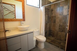 Een douche, een haardroger, handdoeken, toiletpapier