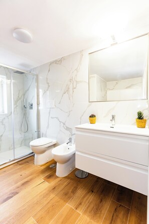 Shower, hair dryer, bidet, towels - Spanish Steps Luxury Apartment (Roma)