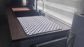 Réfrigérateur, micro-ondes, plaque de cuisson, lave-vaisselle