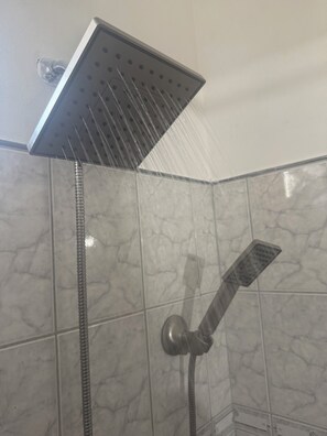 Doccia, asciugacapelli, asciugamani, sapone