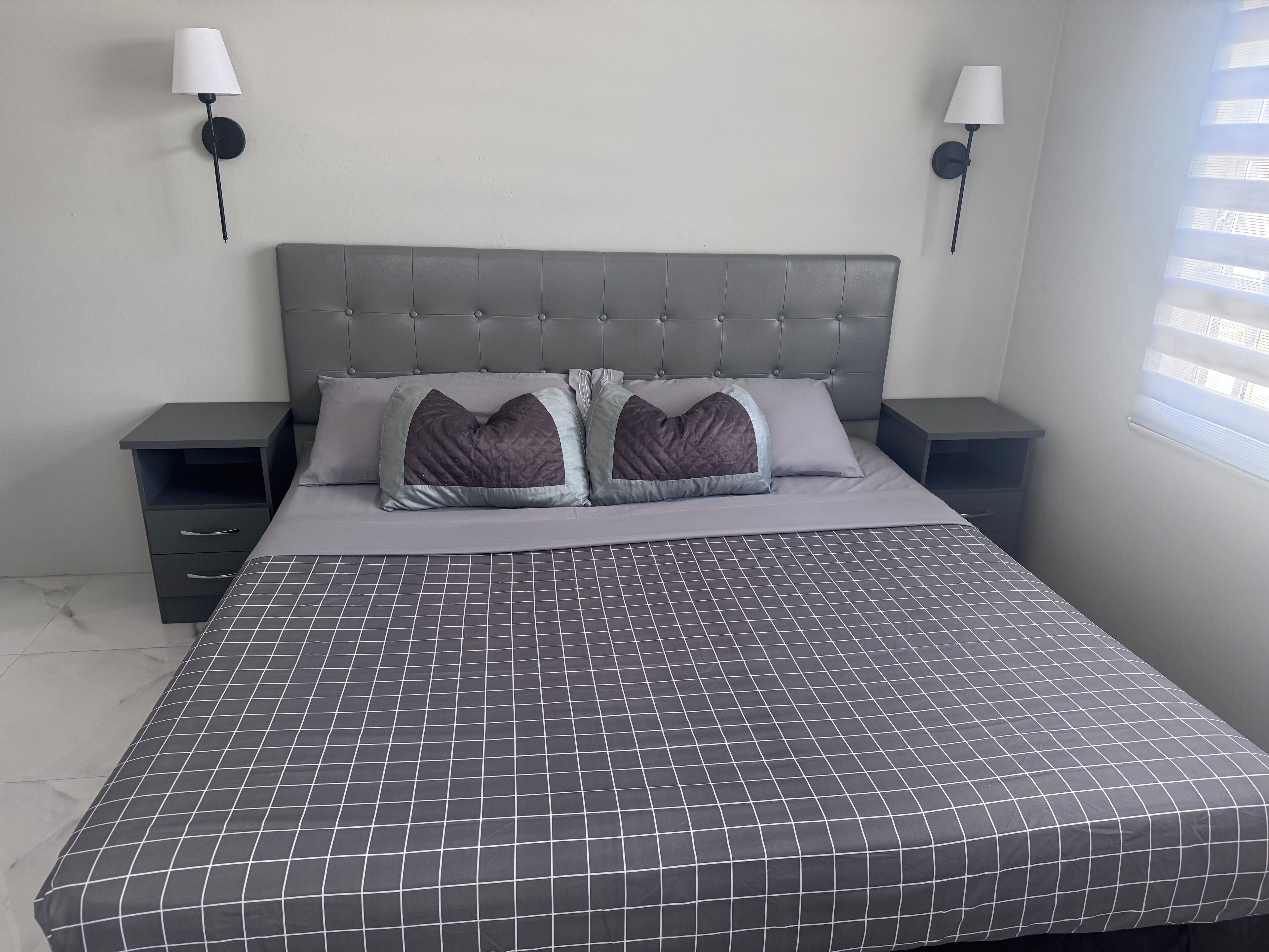 2 slaapkamers, een kluis op de kamer, een bureau