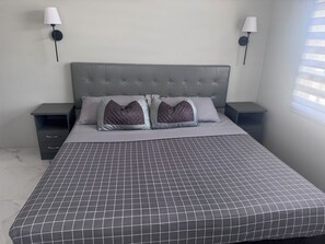 2 عدّة غرف نوم وخزنة داخل الغرفة ومكتب ومكواة/لوح كي