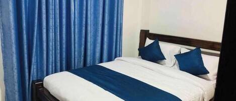 2 bedrooms, iron/ironing board, WiFi