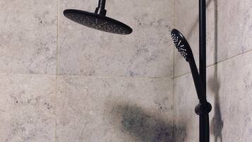 Een douche, milieuvriendelijke toiletartikelen, handdoeken, zeep