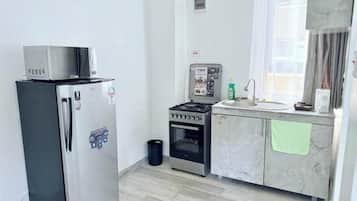 Kühlschrank, Mikrowelle, Ofen, Wasserkocher mit Kaffee-/Teezubehör