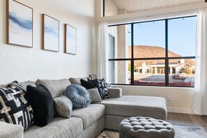 Smart TV, foosball, table tennis, books - New Lakefront w/ Free Boat & Pool & Massage Chair & Near State Farm Stadium (Glendale)