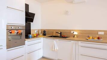 Een koelkast, een microgolfoven, een oven, een kookplaat