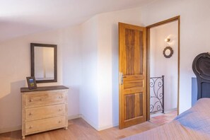 3 bedrooms, iron/ironing board, bed sheets
