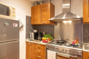 Frigorífic, microones, forn i placa de cuina