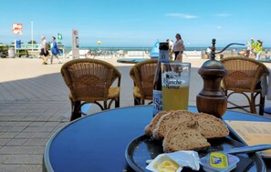 Outdoor dining - Awesome apartment in Oostende with WiFi (Oostende)