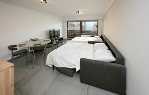 Travel crib, free WiFi, bed sheets