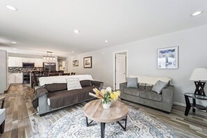 Ein modernes Wohnzimmer mit einer Couch, einem Couchtisch und einem Essbereich.