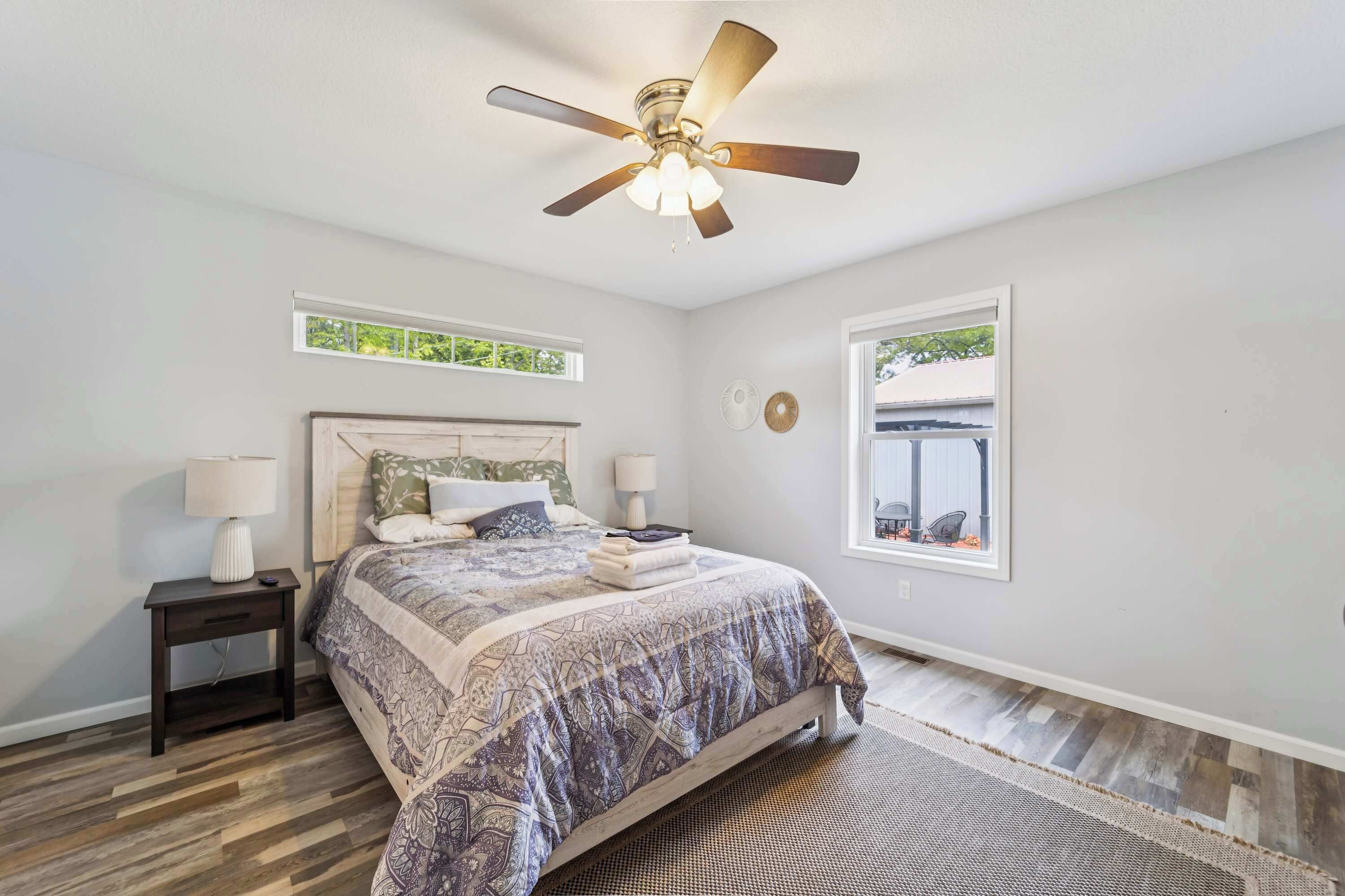 3 bedrooms, desk, WiFi, bed sheets