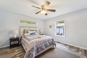 3 bedrooms, desk, WiFi, bed sheets