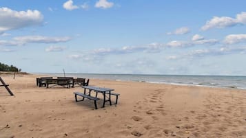 På stranden