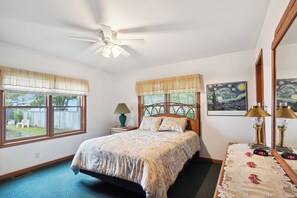 20 bedrooms, desk, WiFi, bed sheets - Book multiple lakefront cottages at Sunnyside, from cozy studios to a 4BR home. (Greenbush)