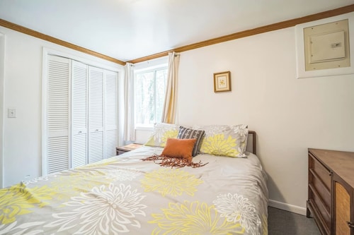 Cozy 1-bedroom cottage at Sunnyside with a queen bed, sofa sleeper, and beach access.