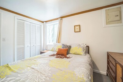 Cozy 1-bedroom cottage at Sunnyside with a queen bed, sofa sleeper, and beach access.