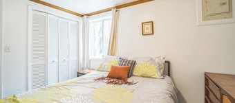 Cozy 1-bedroom cottage at Sunnyside with a queen bed, sofa sleeper, and beach access.