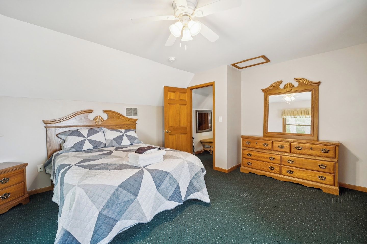 4 bedrooms, WiFi (free), bed sheets
