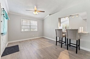 Interior - “Whispers of Nature” A tranquil acre for 10 guests (Houston)