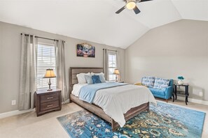 4 habitaciones, escritorio y tabla de planchar con plancha