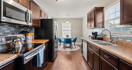The Savannah Retreat-4BR/2.5 BA Home In Charming Savannah