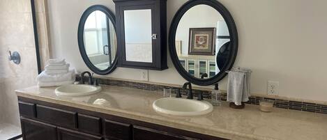 Asciugacapelli, asciugamani, sapone, carta igienica