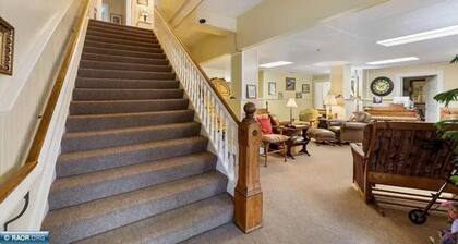 Vermilion Park Inn, #6 Dutch Room