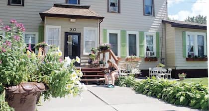 Vermilion Park Inn, #1 Indian Rock Efficiency Apartment - 2 night min stay