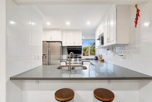 Fridge, microwave, oven, stovetop - Spacious 2BR w/ Fast Wi-Fi + Parking in San Diego (San Diego)