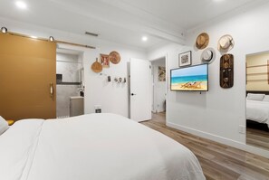 2 bedrooms, desk, iron/ironing board, WiFi - Spacious 2BR w/ Fast Wi-Fi + Parking in San Diego (San Diego)