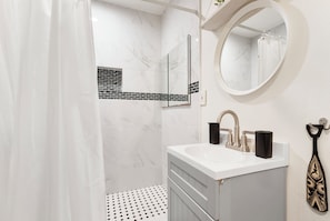 Shower, hair dryer, towels, soap - Spacious 2BR w/ Fast Wi-Fi + Parking in San Diego (San Diego)