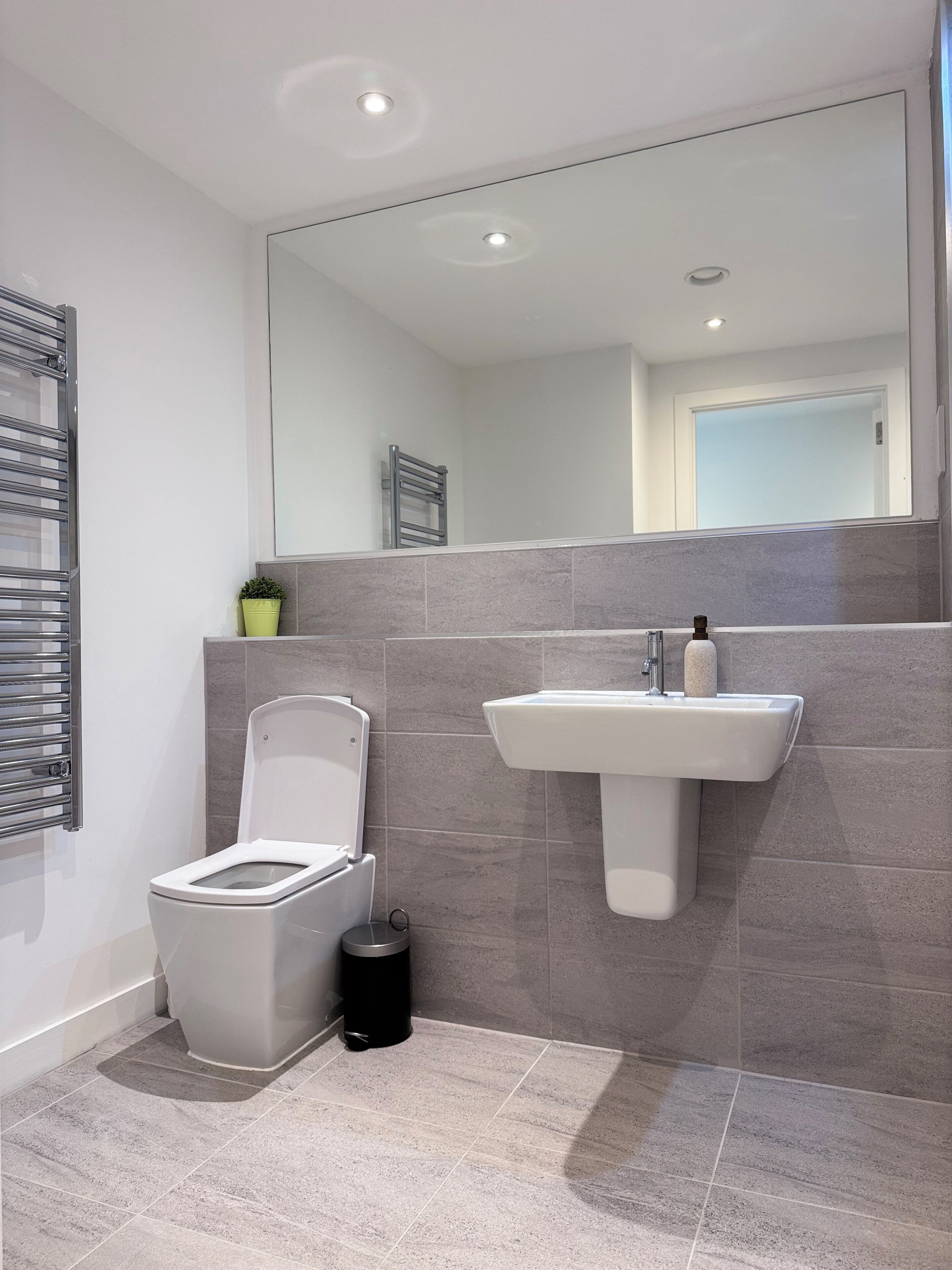 Sèche-cheveux, serviettes fournies, savon, papier toilette