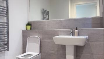 Sèche-cheveux, serviettes fournies, savon, papier toilette