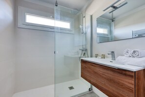 Shower, free toiletries, hair dryer, towels