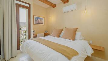 Junior Room, Balcony, City View | Egyptian cotton sheets, premium bedding, down comforters, pillowtop beds