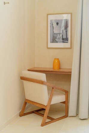 Camera Superior, balcone, vista città | Una scrivania, tende oscuranti, ferro/asse da stiro, Wi-Fi gratuito