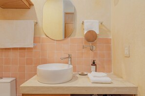 Camera Superior, balcone, vista città | Bagno | Doccia, asciugacapelli, asciugamani, sapone